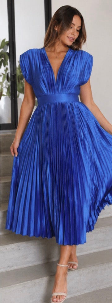 Willow & Mae™ | Timeless Pleated Midi Dress